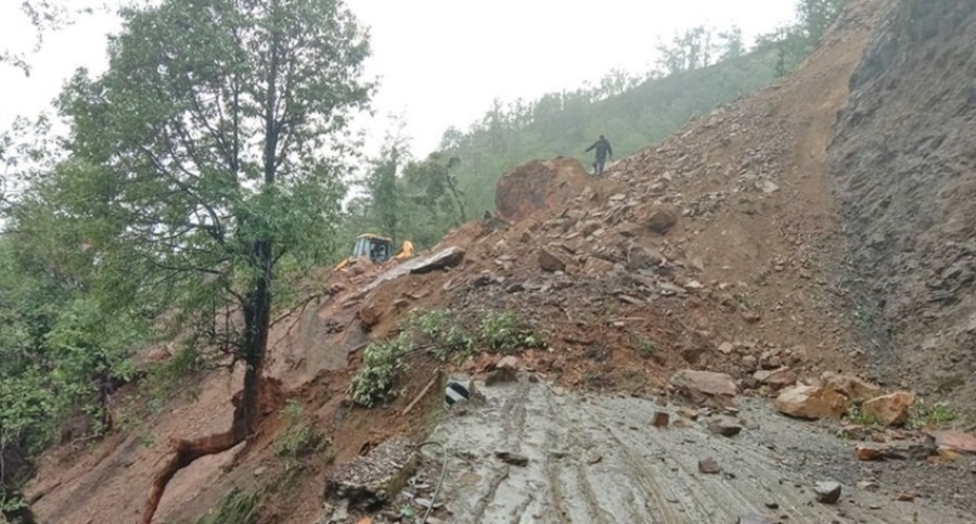 पहिरोका कारण भीमदत्त र केआई सिंह राजमार्ग अवरुद्ध